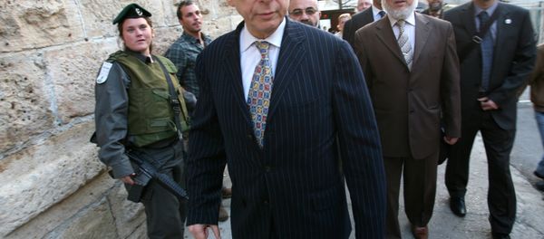 Hamas member Aziz Dweik (2nd-R), of the Palestinian Legislative Council (PLC) walks with Jewish British MP Gerald Kaufman as they walk past Israeli border police guards standing at the entrance of the Abraham Mosque or the Tomb of the Patriarch, a holy site to both Muslims and Jews, in the West Bank town of Hebron, on November 01, 2010. - Sputnik International