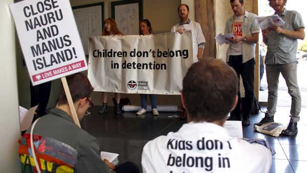 A group of around twenty protesters occupy Australian Prime Minister Malcolm Turnbull's electoral office, demanding the end to the policy of offshore detention of asylum seekers, in the Sydney suburb of Edgecliff, Australia, October 14, 2015 - Sputnik International