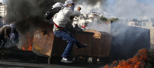 Palestinian students of the Birzeit University clash with Israeli security forces at the northern entrance of the West Bank town of Al-Bireh, on the northern outskirts of Ramallah, on October 29, 2015 - Sputnik International