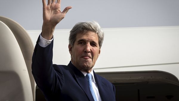 U.S. Secretary of State John Kerry waves at the top of the stairs while he boards his plane to head back to the United States, in Riyadh, Saudi Arabia, October 25, 2015 U.S. Secretary of State John Kerry waves at the top of the stairs while he boards his plane to head back to the United States, in Riyadh, Saudi Arabia, October 25, 2015 - Sputnik International