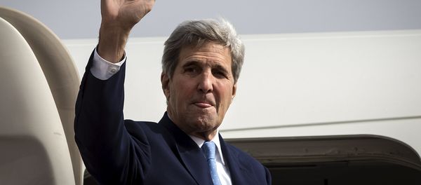 U.S. Secretary of State John Kerry waves at the top of the stairs while he boards his plane to head back to the United States, in Riyadh, Saudi Arabia, October 25, 2015 - Sputnik International