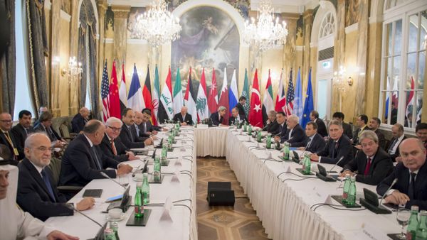 US Secretary of State John Kerry (C L) and Russian Foreign Minister Sergei Lavrov (C R) chat before talks with 17 nations, the European Union and United Nations at the Hotel Imperial on October 30, 2015 in Vienna, Austria US Secretary of State John Kerry (C L) and Russian Foreign Minister Sergei Lavrov (C R) chat before talks with 17 nations, the European Union and United Nations at the Hotel Imperial on October 30, 2015 in Vienna, Austria - Sputnik International