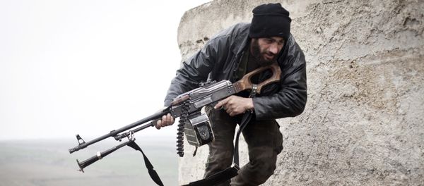 Free Syrian Army fighter takes cover during fighting with the Syrian Army in Azaz, Syria - Sputnik International