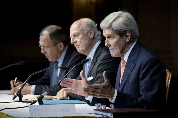 (L-R) Russian Foreign Minister Sergei Lavrov, U.N. Special Envoy for Syria Staffan de Mistura and U.S. Secretary of State John Kerry hold a news conference at the Grand Hotel in Vienna, Austria October 30, 2015 - Sputnik International