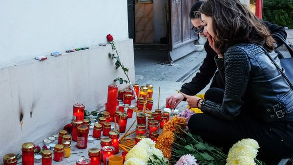 Women light candles in front of a club where a fire broke out the night before in Bucharest, Romania, on October 31, 2015 Women light candles in front of a club where a fire broke out the night before in Bucharest, Romania, on October 31, 2015 - Sputnik International