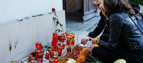 Women light candles in front of a club where a fire broke out the night before in Bucharest, Romania, on October 31, 2015 - Sputnik International