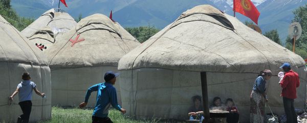 Boys run in front of yurtas (nomad's tent) during the 5th International Festival of Kyrgyz National Applied Arts in the village of At-Bashi, 400 km from Bishkek, on June 28, 2015 Boys run in front of yurtas (nomad's tent) during the 5th International Festival of Kyrgyz National Applied Arts in the village of At-Bashi, 400 km from Bishkek, on June 28, 2015 - Sputnik International