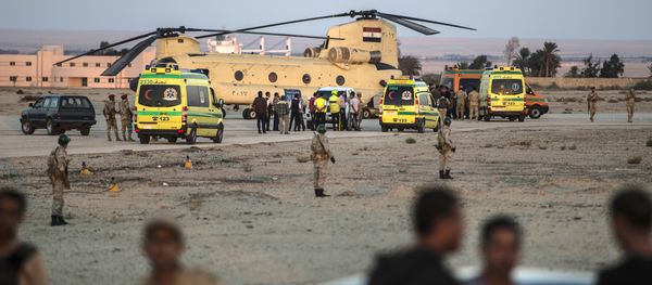 Egyptian ambulances carrying the corpses of Russian victims of a Russian passenger plane crash in the Sinai Peninsula, off load the bodies into a military aircraft at Kabret military air base by the Suez Canal on October 31, 2015 - Sputnik International