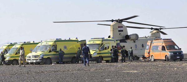 In this photo released by the Prime Minister's office, ambulances and a military helicopter stand by to transport bodies after a plane crashed in Hassana, Egypt on Saturday, Oct. 31, 2015. - Sputnik International
