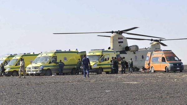 In this photo released by the Prime Minister's office, ambulances and a military helicopter stand by to transport bodies after a plane crashed in Hassana, Egypt on Saturday, Oct. 31, 2015. In this photo released by the Prime Minister's office, ambulances and a military helicopter stand by to transport bodies after a plane crashed in Hassana, Egypt on Saturday, Oct. 31, 2015. - Sputnik International