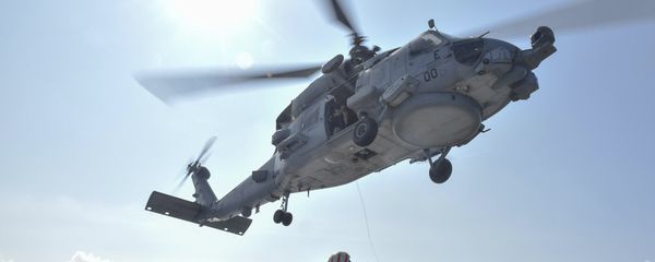U.S. Navy Sailors participate in a medical training exercise on the deck of the Arleigh Burke-class guided missile destroyer USS Lassen (DDG 82) with an MH-60R Seahawk helicopter, in the South China Sea, October 28, 2015 - Sputnik International