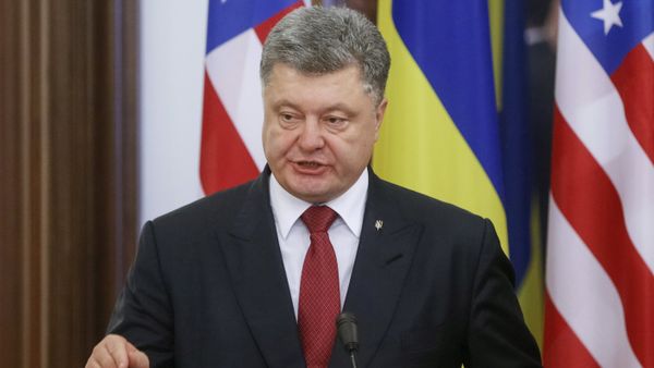 Ukraine's President Petro Poroshenko, accompanied by U.S. Commerce Secretary Penny Pritzker (not pictured), speaks during a news briefing in Kiev, Ukraine, October 26, 2015 - Sputnik International