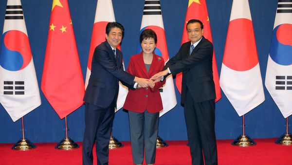 South Korean President Park Geun-hye (C) shakes hands with Chinese Premier Li Keqiang (R) and Japanese Prime Minister Shinzo Abe before a trilateral summit at the Presidential Blue House in Seoul, South Korea, November 1, 2015 South Korean President Park Geun-hye (C) shakes hands with Chinese Premier Li Keqiang (R) and Japanese Prime Minister Shinzo Abe before a trilateral summit at the Presidential Blue House in Seoul, South Korea, November 1, 2015 - Sputnik International