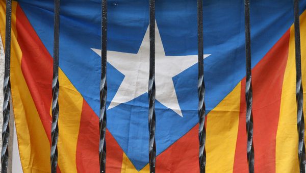 An estelada flag (Catalan separatist flag) is seen through the bars of a balcony in Barcelona, Spain, October 27, 2015 An estelada flag (Catalan separatist flag) is seen through the bars of a balcony in Barcelona, Spain, October 27, 2015 - Sputnik International