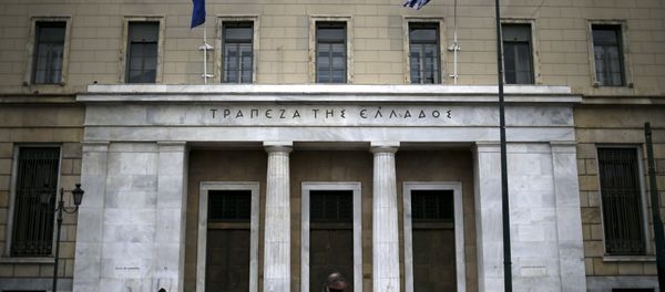 People make their way next to the headquarters of Bank of Greece in central Athens, Greece, October 30, 2015 People make their way next to the headquarters of Bank of Greece in central Athens, Greece, October 30, 2015 - Sputnik International
