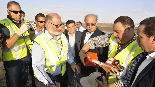 In this photo released by the Prime Minister's office, Sherif Ismail, third right, looks at the flight data recorder inspected by officials at the site where a passenger plane crashed in Hassana, Egypt on Saturday, Oct. 31, 2015 In this photo released by the Prime Minister's office, Sherif Ismail, third right, looks at the flight data recorder inspected by officials at the site where a passenger plane crashed in Hassana, Egypt on Saturday, Oct. 31, 2015 - Sputnik International