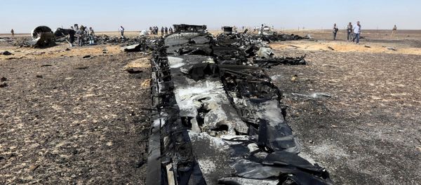 Military investigators from Egypt and Russia stand near the debris of a Russian airliner at the site of its crash at the Hassana area in Arish city, north Egypt, November 1, 2015 - Sputnik International