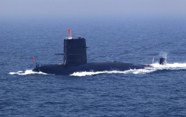  In this April 26, 2012 file photo released by China's Xinhua News Agency, Chinese navy's submarine attends the fleet review of the China-Russia joint naval exercise in the Yellow Sea - Sputnik International