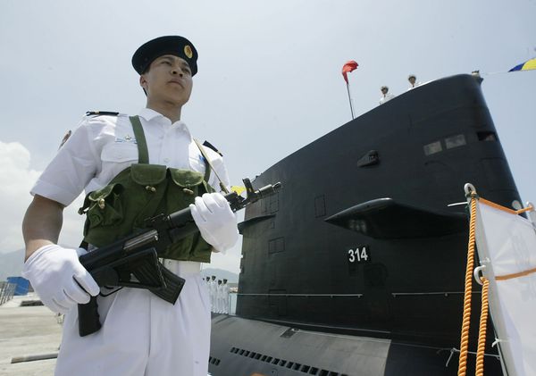 A member of the PLA Navy Task group guards a Chinese PLA Naval submarine berthed in Hong Kong waters 30 April 2004 A member of the PLA Navy Task group guards a Chinese PLA Naval submarine berthed in Hong Kong waters 30 April 2004 - Sputnik International