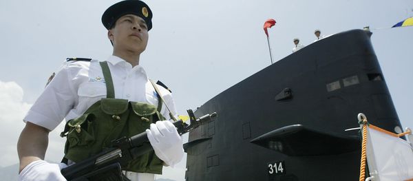 A member of the PLA Navy Task group guards a Chinese PLA Naval submarine berthed in Hong Kong waters 30 April 2004 A member of the PLA Navy Task group guards a Chinese PLA Naval submarine berthed in Hong Kong waters 30 April 2004 - Sputnik International