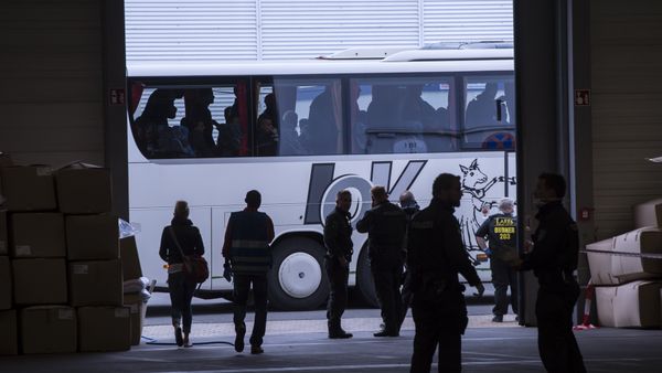 Refugees wait outside in a bus during their arrival in the accommodation, the exhibition halls of the Trade Fair Messe Erfurt, in Erfurt, central Germany, Tuesday, Sept. 8, 2015 Refugees wait outside in a bus during their arrival in the accommodation, the exhibition halls of the Trade Fair Messe Erfurt, in Erfurt, central Germany, Tuesday, Sept. 8, 2015 - Sputnik International