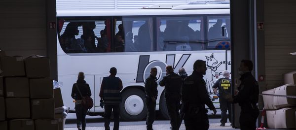 Refugees wait outside in a bus during their arrival in the accommodation, the exhibition halls of the Trade Fair Messe Erfurt, in Erfurt, central Germany, Tuesday, Sept. 8, 2015 Refugees wait outside in a bus during their arrival in the accommodation, the exhibition halls of the Trade Fair Messe Erfurt, in Erfurt, central Germany, Tuesday, Sept. 8, 2015 - Sputnik International
