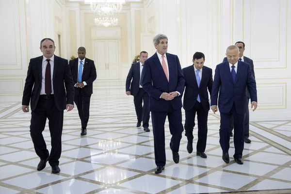 US Secretary of State John Kerry (C) and Uzbek President Islam Karimov (2-R) arrive for a meeting at the Palace of Forums on the President's Residential Compound on November 1, 2015 in Samarkand, Uzbekistan. - Sputnik International
