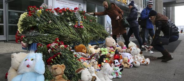 People lay toys and flowers for victims of a Russian airliner which crashed in Egypt, outside Pulkovo airport in St. Petersburg, Russia November 1, 2015 - Sputnik International
