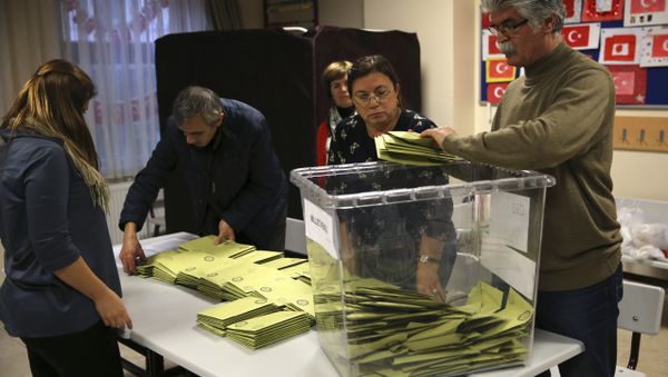 Turkish election officials count ballots shortly after the polling stations closed at the end of the election day, in Istanbul, Sunday, Nov. 1, 2015 Turkish election officials count ballots shortly after the polling stations closed at the end of the election day, in Istanbul, Sunday, Nov. 1, 2015 - Sputnik International