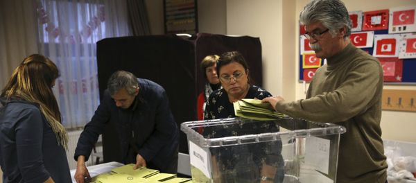 Turkish election officials count ballots shortly after the polling stations closed at the end of the election day, in Istanbul, Sunday, Nov. 1, 2015 Turkish election officials count ballots shortly after the polling stations closed at the end of the election day, in Istanbul, Sunday, Nov. 1, 2015 - Sputnik International