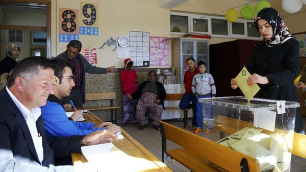 A woman casts her ballot at a polling station during a general election in Konya, Turkey, November 1, 2015 A woman casts her ballot at a polling station during a general election in Konya, Turkey, November 1, 2015 - Sputnik International