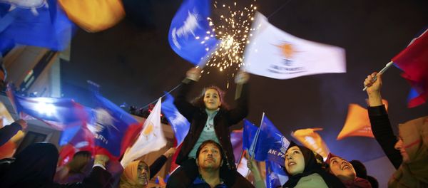 People wave flags outside the AK Party headquarters in Istanbul, Turkey November 1, 2015 - Sputnik International