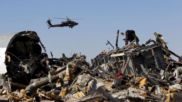  Egyptian Military Helicopter Flies Over Debris From Russian Airbus A321 - Sputnik International
