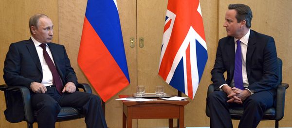 Russia's President Vladimir Putin (L) speaks with Britain's Prime Minister David Cameron (R). - Sputnik International