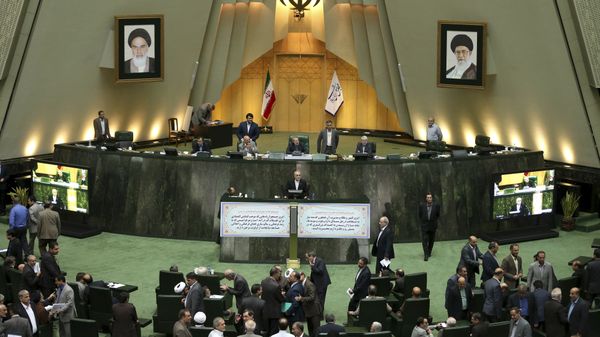 Head of Iran's Atomic Energy Organization Ali Akbar Salehi, center, speaks in an open session of parliament while discussing a bill on Iran's nuclear deal with world powers, in Tehran - Sputnik International