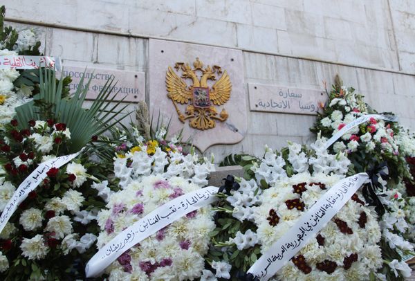 Flower wreaths near the Russian embassy in Damascus brought in memory of those who died in the crash of Kogalymavia Airlines' Airbus A321 plane (Flight 9268) en route from Sharm el-Sheikh to St. Petersburg - Sputnik International