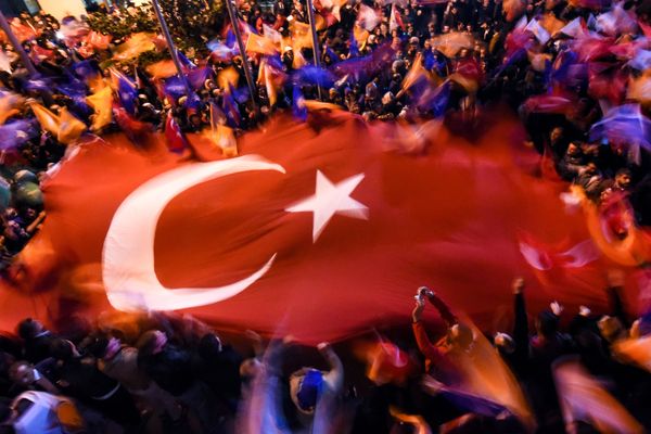 Supporters of Turkey's Justice and Development Party (AKP) wave a giant Turkish flag as they celebrate in Istanbul after the first results in the country's general election on November 1, 2015. - Sputnik International