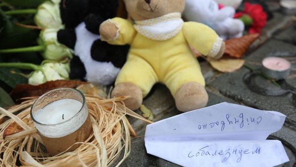 Flowers, candles, toys and a paper plane with the word condolences to commemorate the Airbus A321 victims, outside the Russian general consulate in Barcelona Flowers, candles, toys and a paper plane with the word condolences to commemorate the Airbus A321 victims, outside the Russian general consulate in Barcelona - Sputnik International