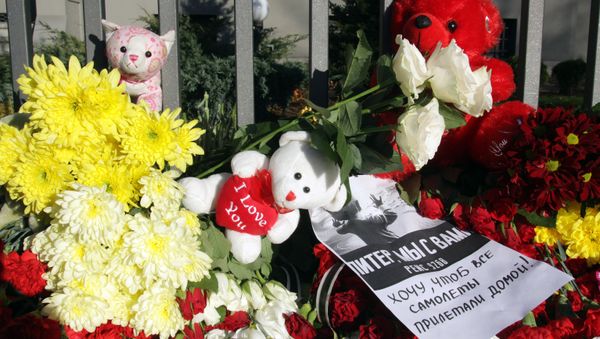 Flowers, candles and toys to commemorate the Airbus A321 victims, outside the Russian general consulate in Riga Flowers, candles and toys to commemorate the Airbus A321 victims, outside the Russian general consulate in Riga - Sputnik International