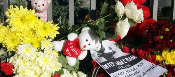 Flowers, candles and toys to commemorate the Airbus A321 victims, outside the Russian general consulate in Riga Flowers, candles and toys to commemorate the Airbus A321 victims, outside the Russian general consulate in Riga - Sputnik International