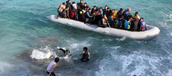 Refugees and migrants board a dingy as they set out, trying to travel from the Turkish coast to the Greek island of Chios, near Cesme, Turkey, Saturday, Oct. 31, 2015. Refugees and migrants board a dingy as they set out, trying to travel from the Turkish coast to the Greek island of Chios, near Cesme, Turkey, Saturday, Oct. 31, 2015. - Sputnik International