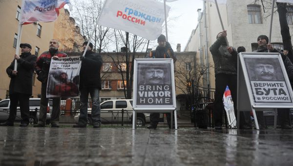 Picketing US consular office to return convicted Russian businessman Viktor Bout home Picketing US consular office to return convicted Russian businessman Viktor Bout home - Sputnik International