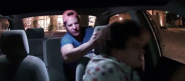 Uber driver pepper sprays drunk passenger. - Sputnik International