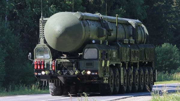 Sergei Shoigu inspects Teykovo Guards Missile Division and Yars land-based mobile missile system - Sputnik International