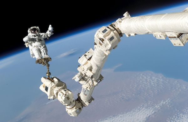 Astronaut Stephen K. Robinson, STS-114 mission specialist, anchored to a foot restraint on the International Space Station's Canadarm2, participates in the mission's third session of extravehicular activity (EVA) August 3, 2005 Astronaut Stephen K. Robinson, STS-114 mission specialist, anchored to a foot restraint on the International Space Station's Canadarm2, participates in the mission's third session of extravehicular activity (EVA) August 3, 2005 - Sputnik International