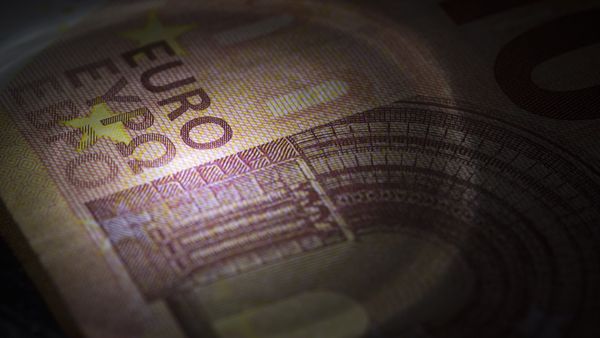 A picture taken on July 6, 2015 in Paris show 10-euro banknotes. - Sputnik International