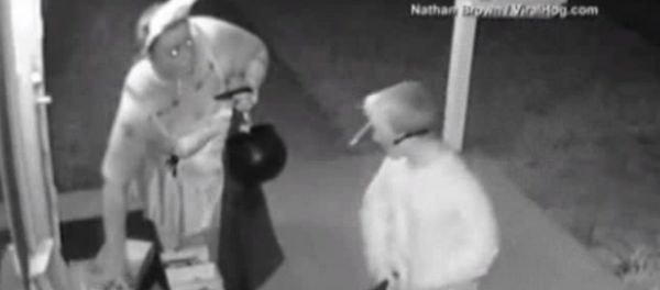 Woman Takes All the Halloween Candies - Sputnik International