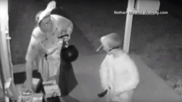 Woman Takes All the Halloween Candies - Sputnik International