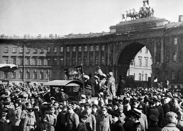 A meeting of Bolsheviks on Dvortsovaya Square, Petrograd (St. Petersburg) - Sputnik International