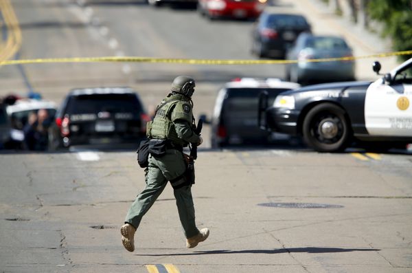 A SWAT team officer moves into position at the scene of an active shooting with a suspect with a high powered rifle in the Bankers Hills section of San Diego, California, November 4, 2015. A SWAT team officer moves into position at the scene of an active shooting with a suspect with a high powered rifle in the Bankers Hills section of San Diego, California, November 4, 2015. - Sputnik International